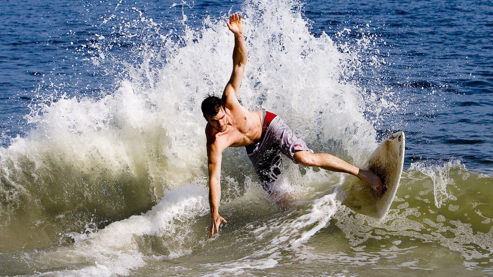 德甲激烈，球迷支持不断，德甲足球说